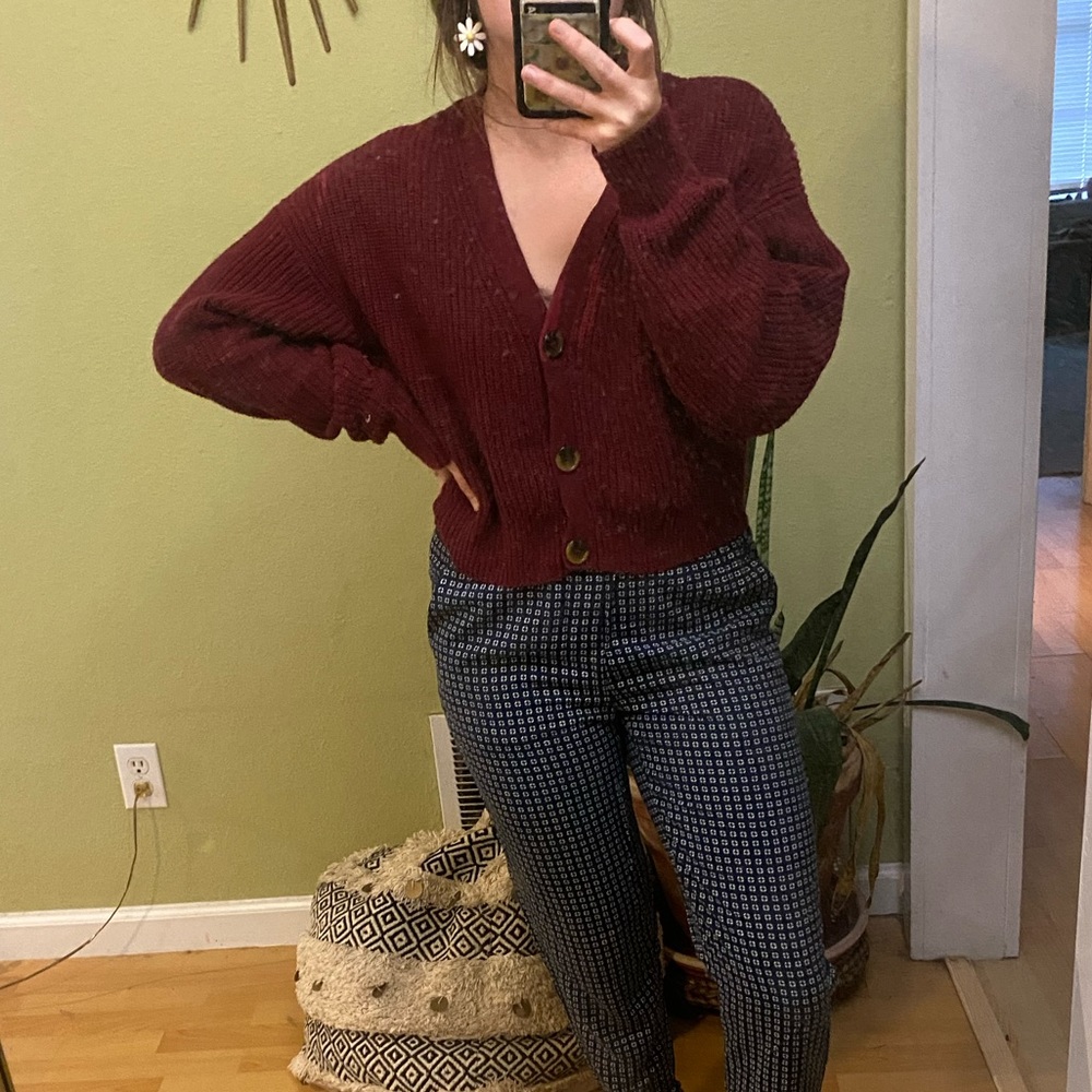 Urban Outfitters cropped discolored knit burgundy crop loose cardigan sweater - Picture 3 of 6